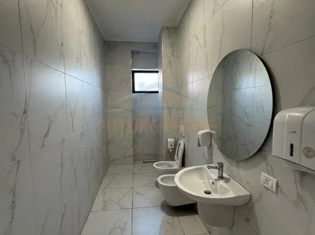Tirane, jepet me qera zyre Kati 1, 211 m² 2.000 € (Astir)