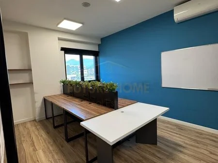 Tirane, jepet me qera zyre Kati 1, 211 m² 2.000 € (Astir)