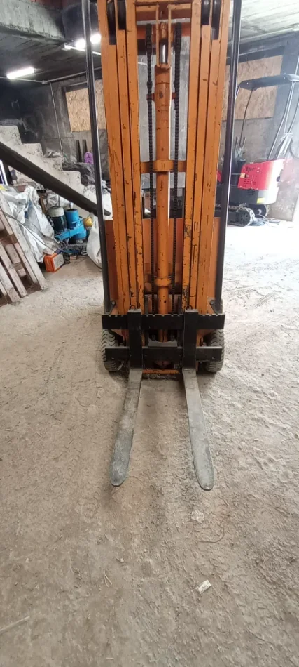Tirane, shes Forklift Pirun elektrik OM 1.800 €