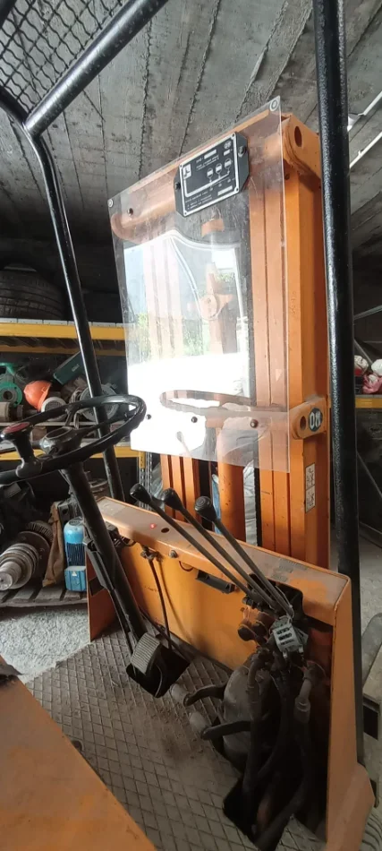 Tirane, shes Forklift Pirun elektrik OM 1.800 €