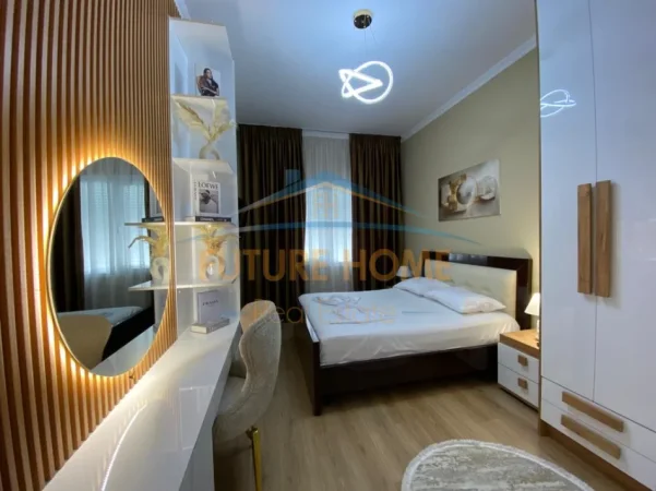 Tirane, jepet me qera apartament 1+1+Ballkon Kati 5, 61 m² 800 € (Kopeshti Botanik)