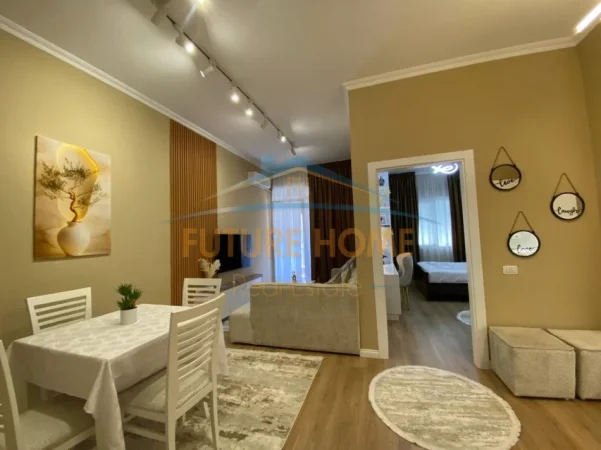 Tirane, jepet me qera apartament 1+1+Ballkon Kati 5, 61 m² 800 € (Kopeshti Botanik)