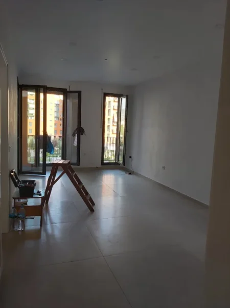 Tirane, jepet me qera ambjent biznesi Kati 3, 66 m² 500 € (Oxhaku)