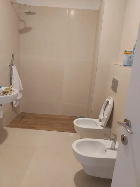 Tirane, jepet me qera ambjent biznesi Kati 3, 66 m² 500 € (Oxhaku)