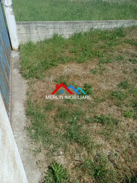 Durres, jepet me qera magazine Kati 0, 4.000 m² 1.200 € (PJEZE,RRUGA E VJETER TR-DR)