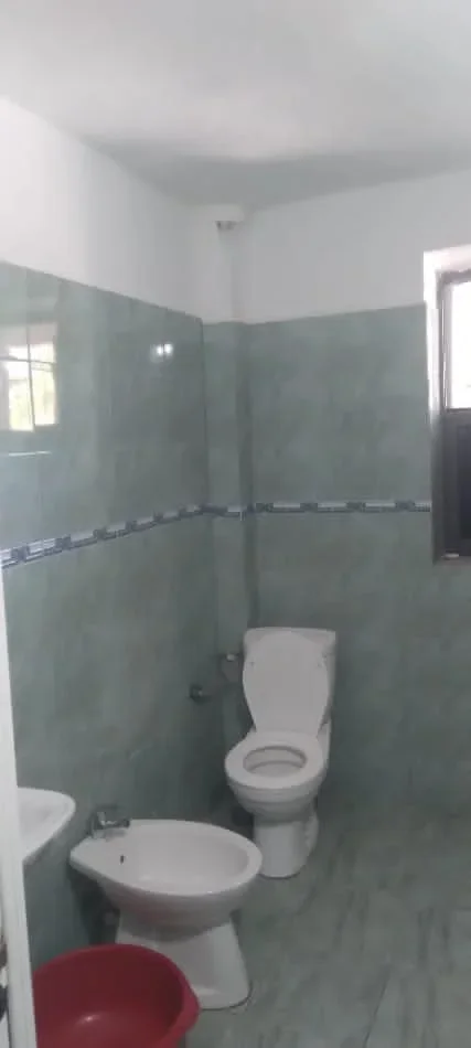 Tirane, jepet me qera apartament 1+1 Kati 1, 370 € (rruga e dibres, perballe spitalit Nene Tereza)