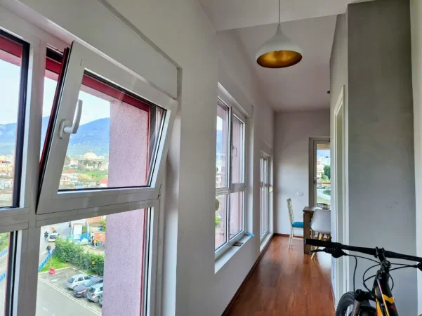 Tirane, jepet me qera apartament 2+1+Ballkon Kati 5, 97 m² 590 € 