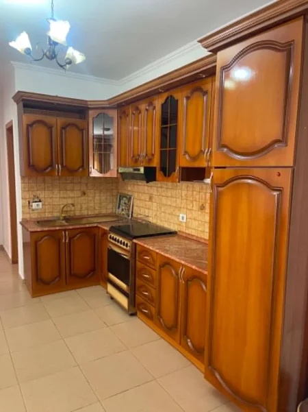 Shqiperi, jepet me qera apartament 2+1+Aneks+Ballkon Kati 4, 650 € (SELVIA)