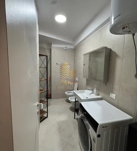 Tirane, jepet me qera apartament 1+1+Ballkon Kati 3, 75 m² 700 € (Liqeni i Thate)