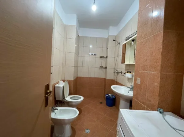 Tirane, jepet me qera apartament 1+1 Kati 2, 60 m² 380 € (Yzberisht)