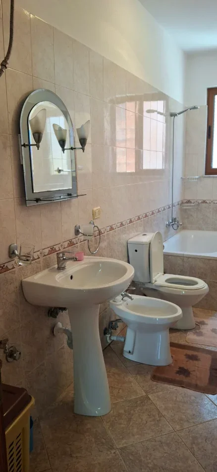 Tirane, jepet me qera apartament 2+1 Kati 2, 100 m² 330 € (Fabrika qelqit)
