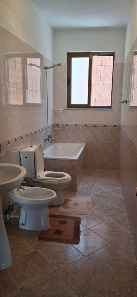 Tirane, jepet me qera apartament 2+1 Kati 2, 100 m² 330 € (Fabrika qelqit)