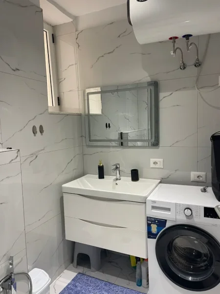 Tirane, jepet me qera apartament 2+1+Ballkon Kati 5, 109 m² 850 € (21 Dhjetori)