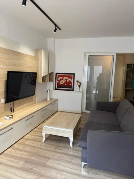 Tirane, jepet me qera apartament 1+1 Kati 1, 65 m² 500 € (Rruga Barrikadave perballe Sami Frasherit)