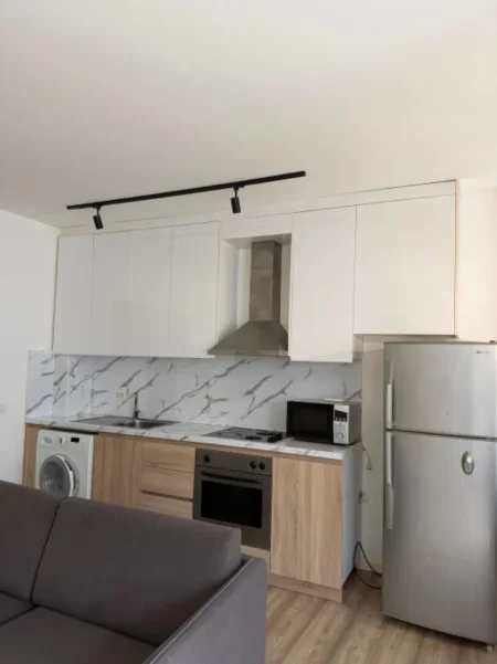 Tirane, jepet me qera apartament 1+1 Kati 1, 65 m² 500 € (Rruga Barrikadave perballe Sami Frasherit)