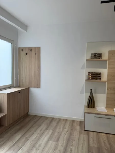 Tirane, jepet me qera apartament 1+1 Kati 1, 65 m² 500 € (Rruga Barrikadave perballe Sami Frasherit)
