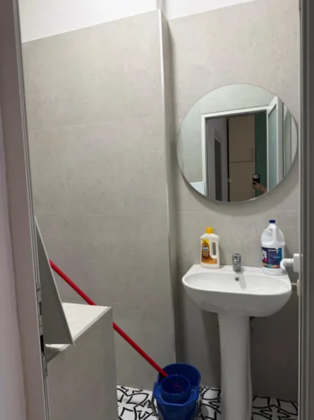 Tirane, jepet me qera apartament 1+1 Kati 1, 65 m² 500 € (Rruga Barrikadave perballe Sami Frasherit)