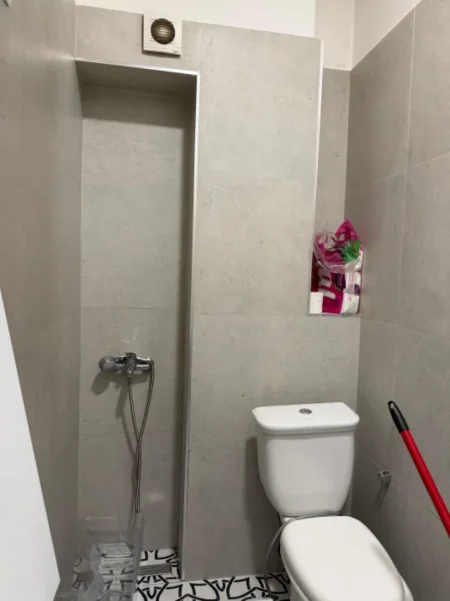 Tirane, jepet me qera apartament 1+1 Kati 1, 65 m² 500 € (Rruga Barrikadave perballe Sami Frasherit)