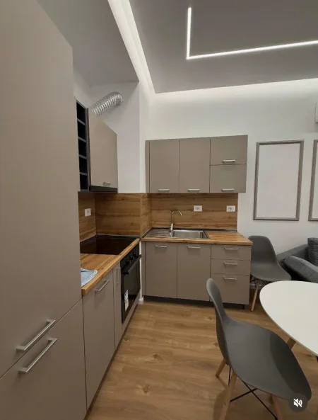 Tirane, jepet me qera apartament 1+1+Ballkon Kati 4, 57 m² 450 € (Ali Demi/Rezidenca Kadiu)