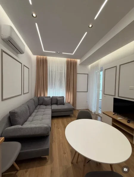 Tirane, jepet me qera apartament 1+1+Ballkon Kati 4, 57 m² 450 € (Ali Demi/Rezidenca Kadiu)
