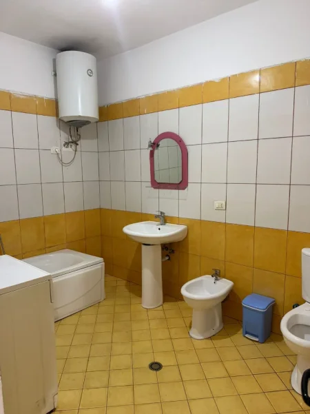 Tirane, jepet me qera apartament 1+1 Kati 5, 60 m² 300 € (Rruga Mikel Maruli)