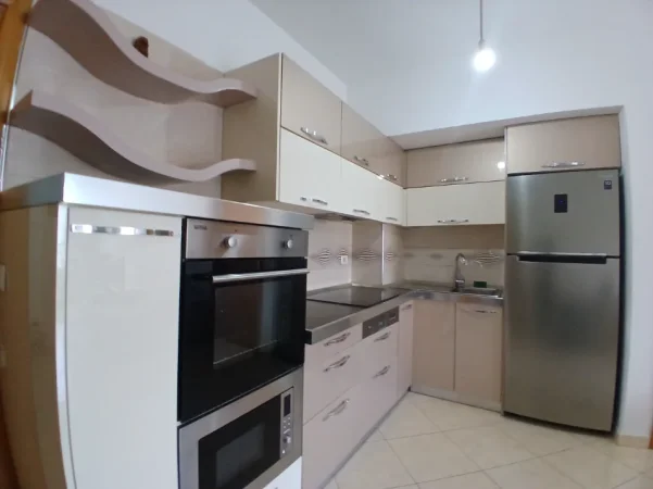 Tirane, jepet me qera apartament 2+1+Ballkon Kati 6, 120 m² 600 € (Riza cerova)