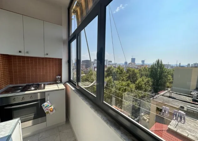 Tirane, jepet me qera Garsioner, Kati 7, Mobiluar,  40m², Çmimi 35.000 Lekë të Reja, tek Ish Resorant Durresi, në  Medrese,Tiranë.