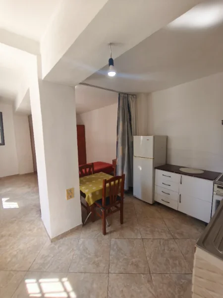 Tirane, jepet me qera garsonier Kati 1, 30 m² 250 € (Shkolla bashkim fino, prane policise qyteti studenti)