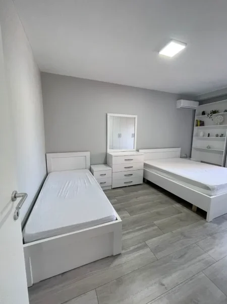 Tirane, jepet me qera apartament 2+1+Ballkon Kati 5, 109 m² 851 € (21 Dhjetori)
