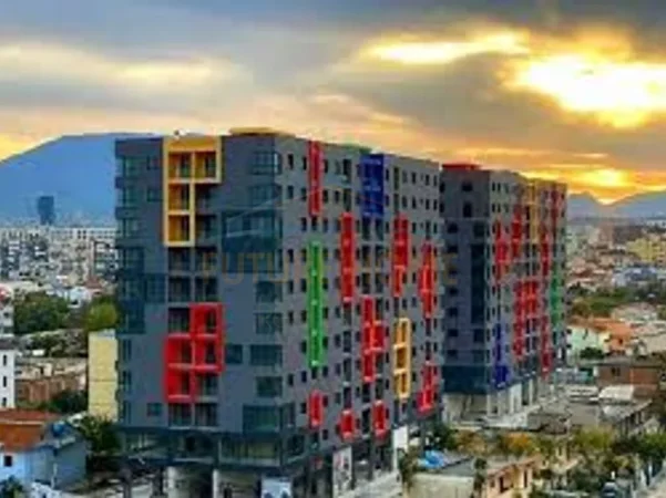 Tirane, jepet me qera ambjent biznesi Kati 1, 211 m² 2.000 € (Rezidenca Future Home)
