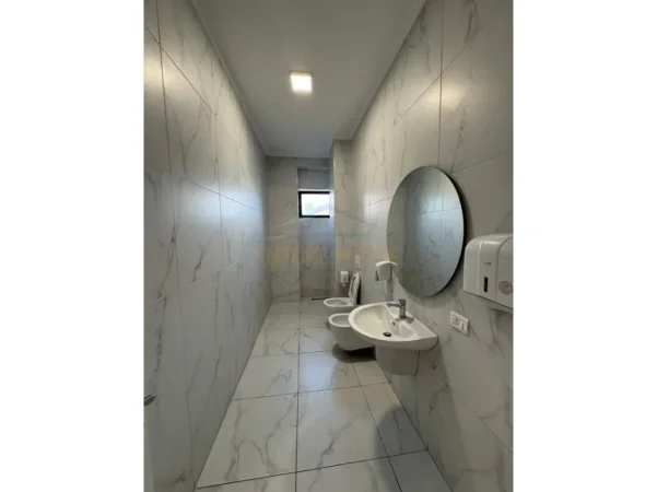 Tirane, jepet me qera ambjent biznesi Kati 1, 211 m² 2.000 € (Rezidenca Future Home)