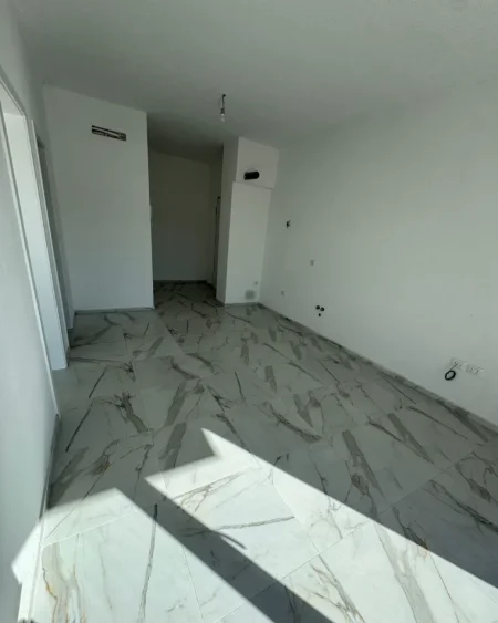 Tirane, jepet me qera apartament 1+1 Kati 1, 69 m² 400 € (kompleksi aura)