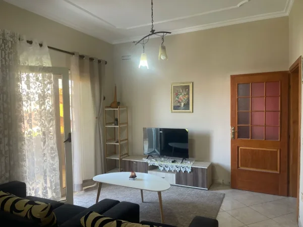 Tirane, jepet me qera Vile 1+1+Ballkon Kati 2, (Nenstacioni Elektrik Selite)