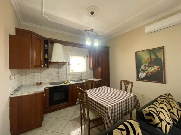 Tirane, jepet me qera Vile 1+1+Ballkon Kati 2, (Nenstacioni Elektrik Selite)