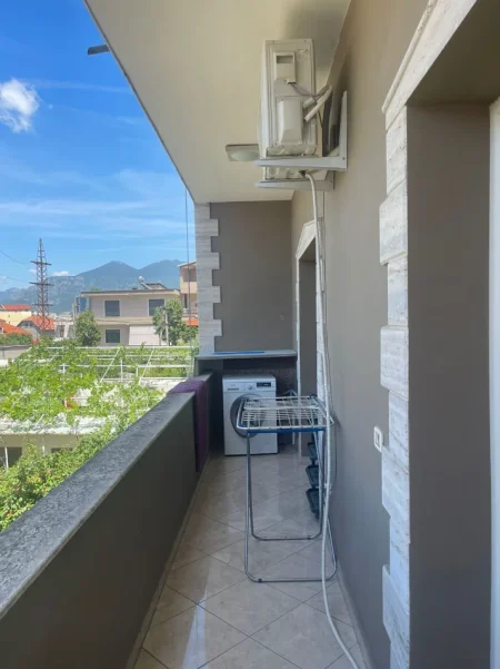 Tirane, jepet me qera Vile 1+1+Ballkon Kati 2, (Nenstacioni Elektrik Selite)