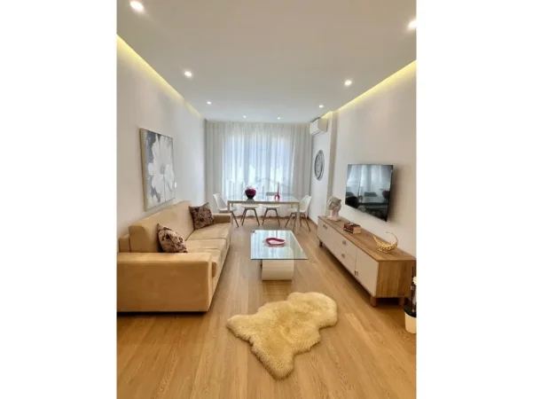 Tirane, jepet me qera apartament 2+1+Aneks+Ballkon Kati 3, 80 m² 850 € (Blloku)