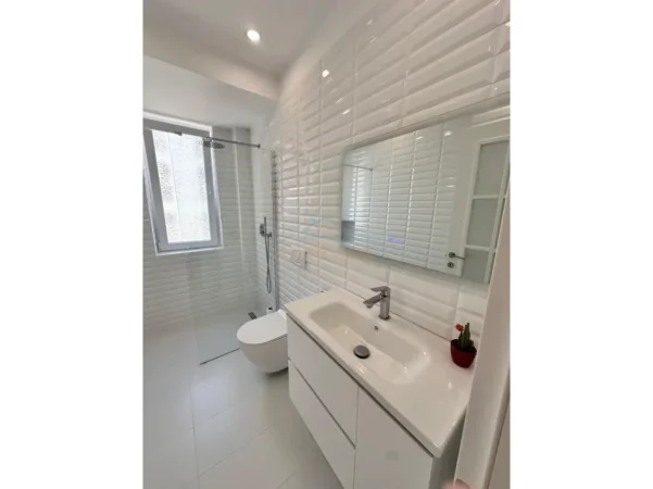 Tirane, jepet me qera apartament 2+1+Aneks+Ballkon Kati 3, 80 m² 850 € (Blloku)