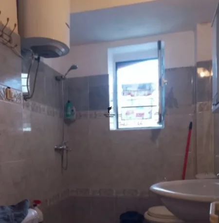 Tirane, jepet me qera apartament 1+1 Kati 3, 65 m² 500 € (BRRYLI)