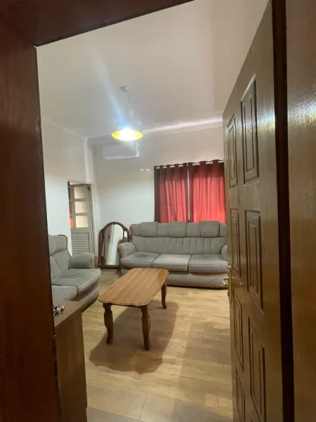 Tirane, jepet me qera Vile 1+1 Kati 1, (Nenstacioni Elektrik)
