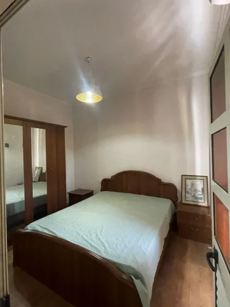 Tirane, jepet me qera Vile 1+1 Kati 1, (Nenstacioni Elektrik)