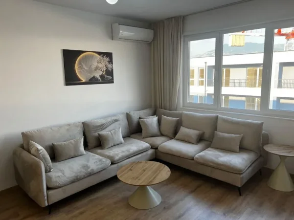 Tirane, jepet me qera apartament 2+1+Ballkon Kati 8, 550 € 