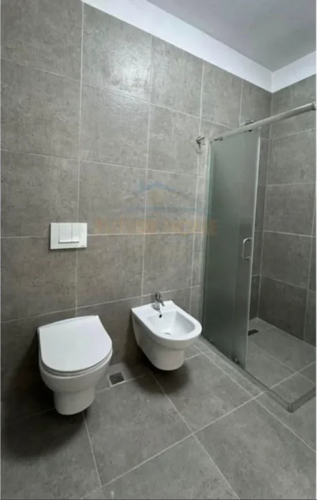 Tirane, jepet me qera apartament 2+1+Ballkon Kati 8, 550 € 