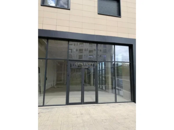 Tirane, jepet me qera ambjent biznesi Kati 0, 150 m² 2.500 € (liqeni i thate)