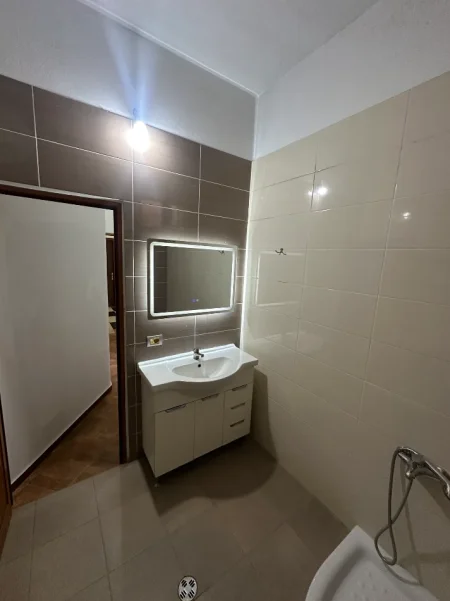 Tirane, jepet me qera garsonier 1+1 Kati 2, 40 m² 300 € (Rruga Havzi Nela)