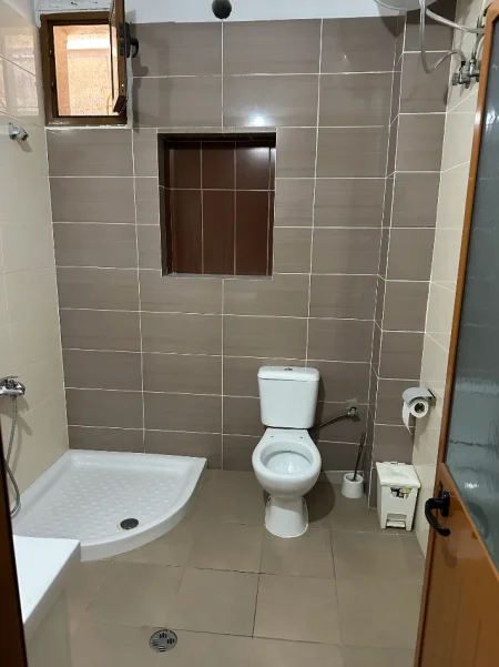 Tirane, jepet me qera garsonier 1+1 Kati 2, 40 m² 300 € (Rruga Havzi Nela)