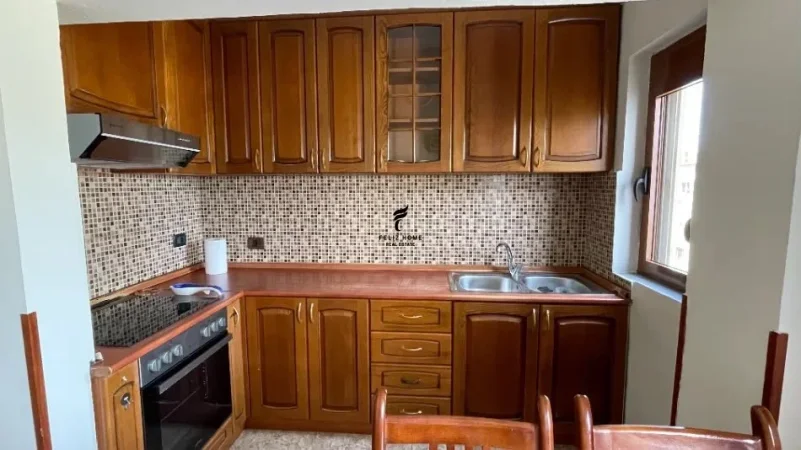 Tirane, jepet me qera apartament 1+1 Kati 5, 60 m² 450 € (XHAMLLIKU)