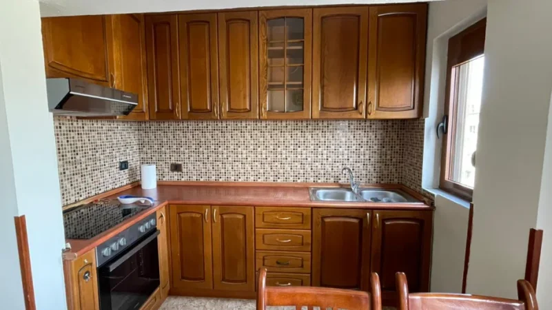Tirane, jepet me qera apartament 1+1+Ballkon Kati 5, 60 m² 450 € (Oxhaku)