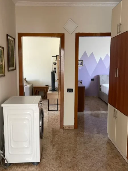 Tirane, jepet me qera apartament 1+1+Ballkon Kati 5, 60 m² 450 € (Oxhaku)