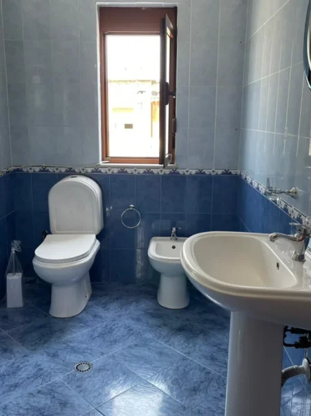 Tirane, jepet me qera apartament 1+1+Ballkon Kati 5, 60 m² 450 € (Oxhaku)