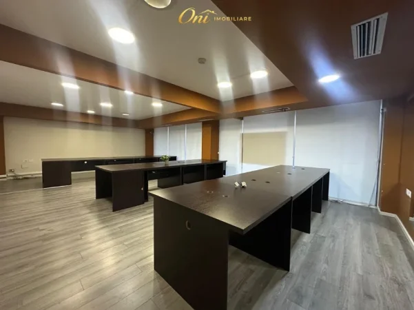 Tirane, jepet me qera zyre Kati 1, 200 m² 3.000 € (GJIMNAZI PETRO NINI)